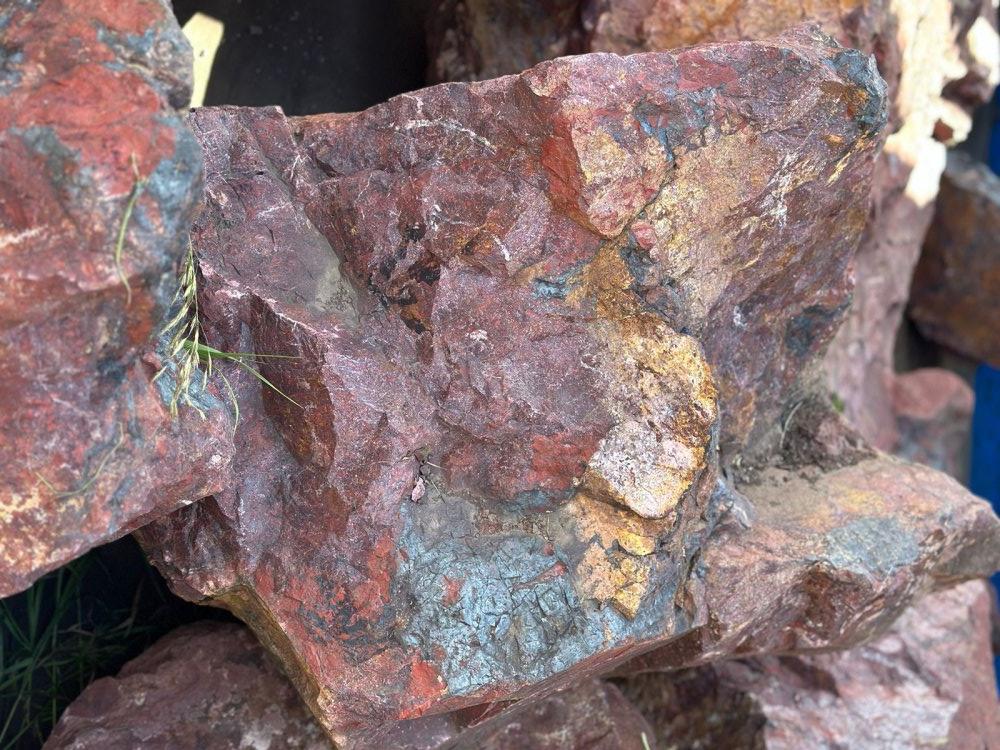 Камни для ландшафтного дизайна красно-фиолетовые 10-60 килограмм купить в Челябинске