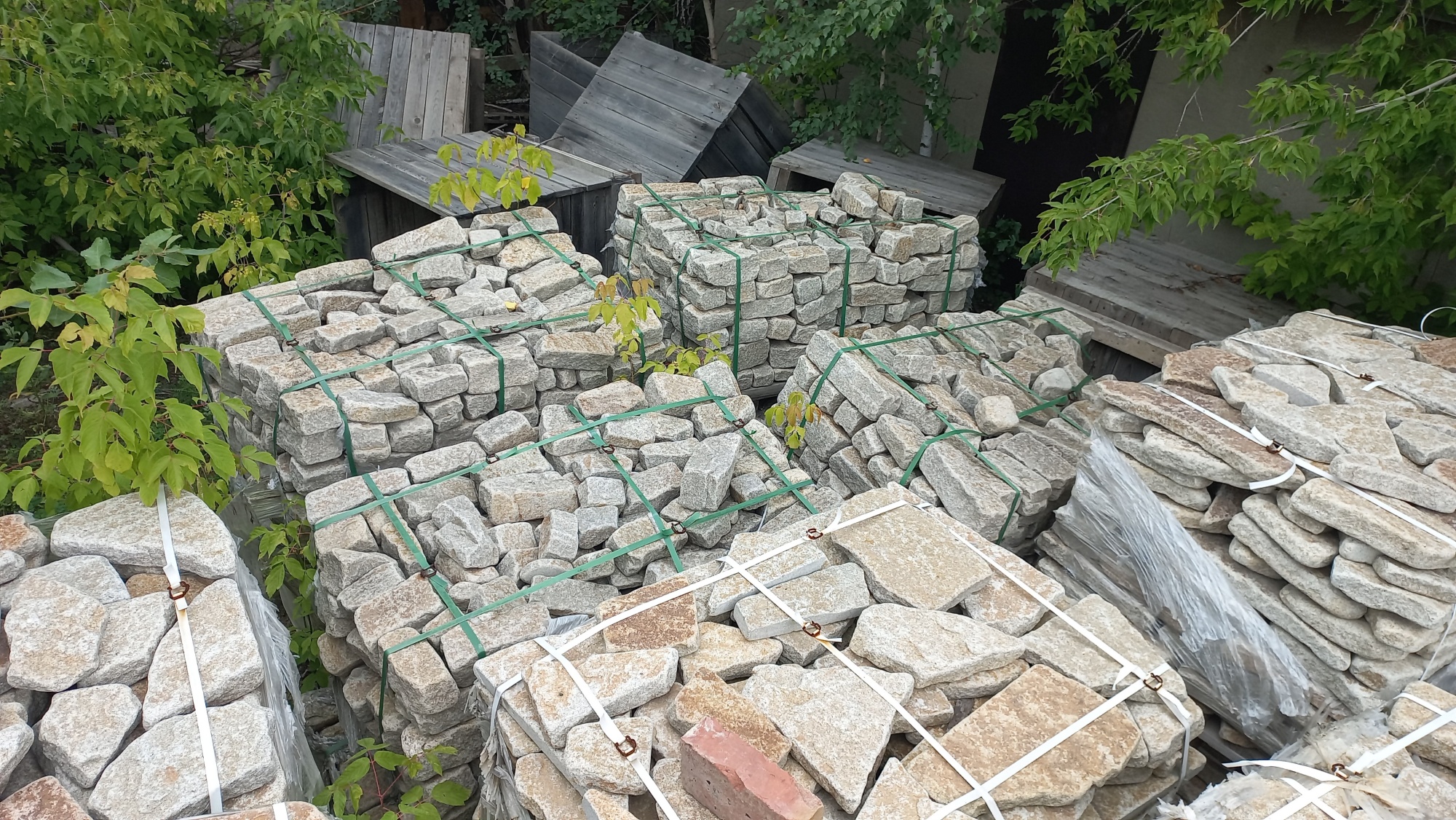 Плитняк галтованный гранитный для ландшафтного дизайна купить в Челябинске