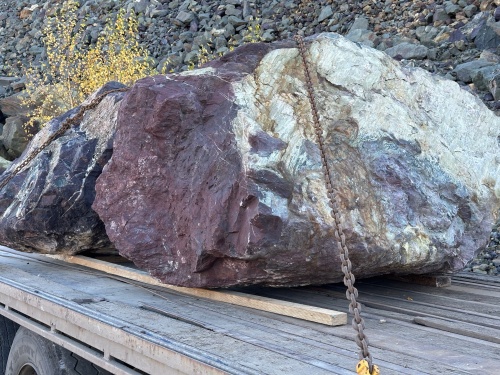Огромные красно-фиолетовые валуны для ландшафтного дизайна весом более 5 тонн купить в Челябинске