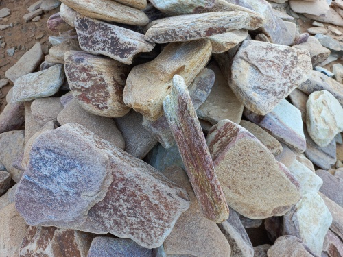 Златолит жёлтый, жёлто-зелёный глыбки и валуны для ланшафтного дизайна купить в Челябинске