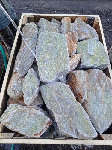 Златолит жёлтый, жёлто-зелёный глыбки и валуны для ланшафтного дизайна купить в Челябинске