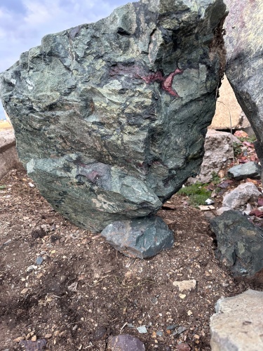 Гигантские зелёные валуны для ландшафтного дизайна весом более 5 тонн купить в Челябинске