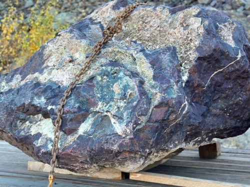 Огромные красно-фиолетовые валуны для ландшафтного дизайна весом более 5 тонн купить в Челябинске