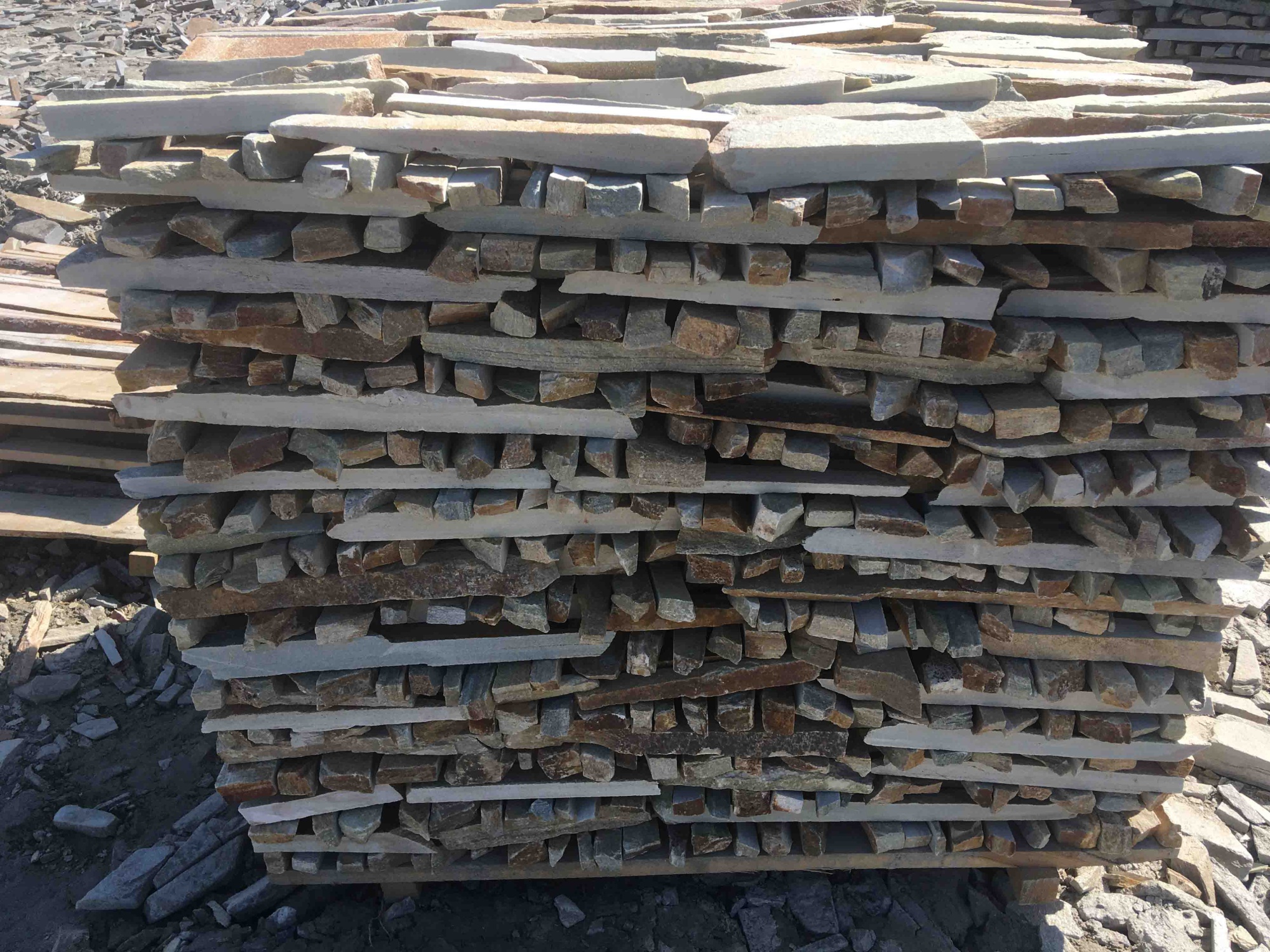 Горбушка златолит золотистый для облицовки купить в Челябинске