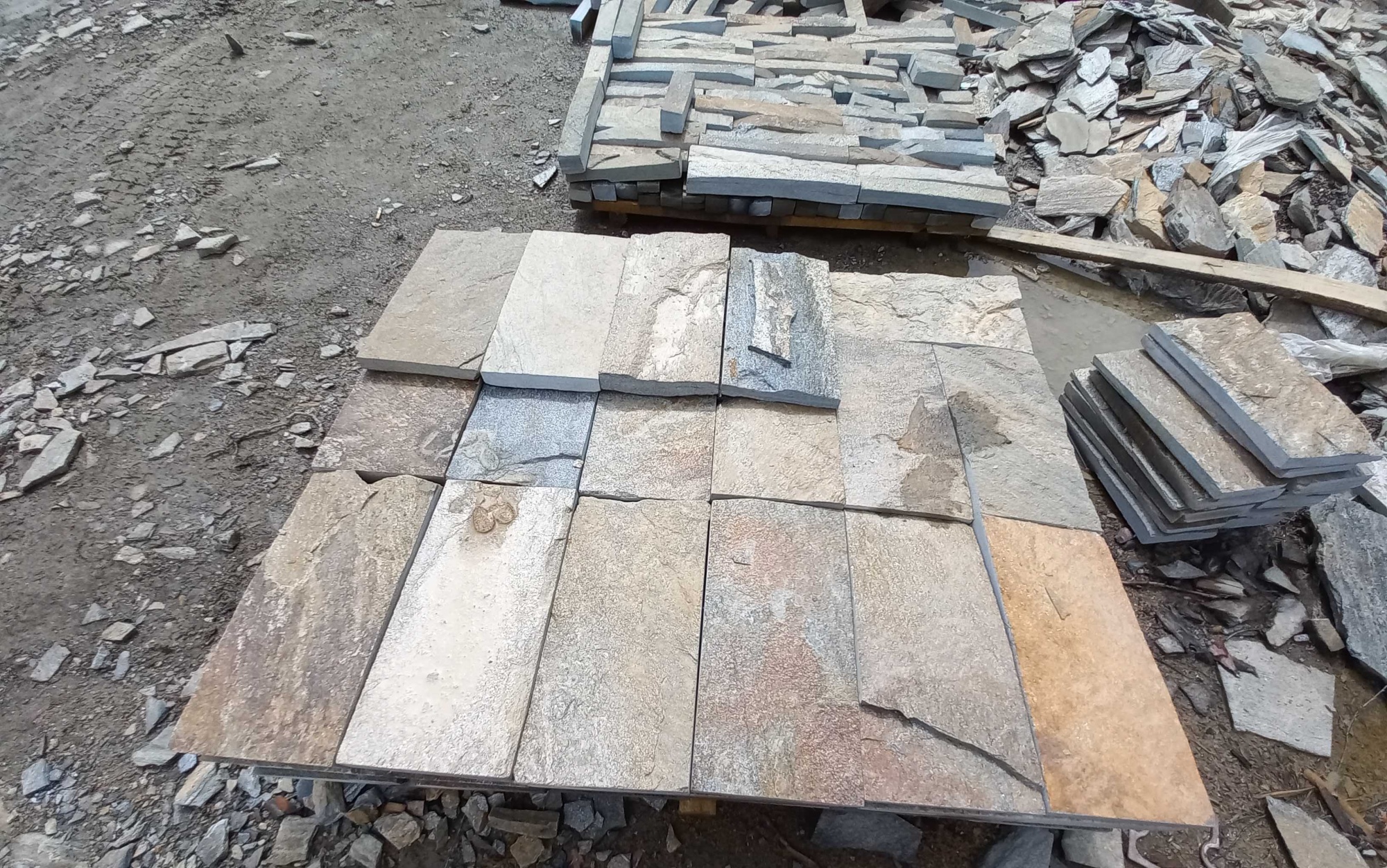 Плитка пилёная златолит Уральский для цоколя, отмостки купить в Челябинске