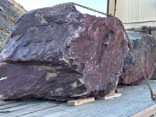 Огромные красно-фиолетовые валуны для ландшафтного дизайна весом более 5 тонн купить в Челябинске