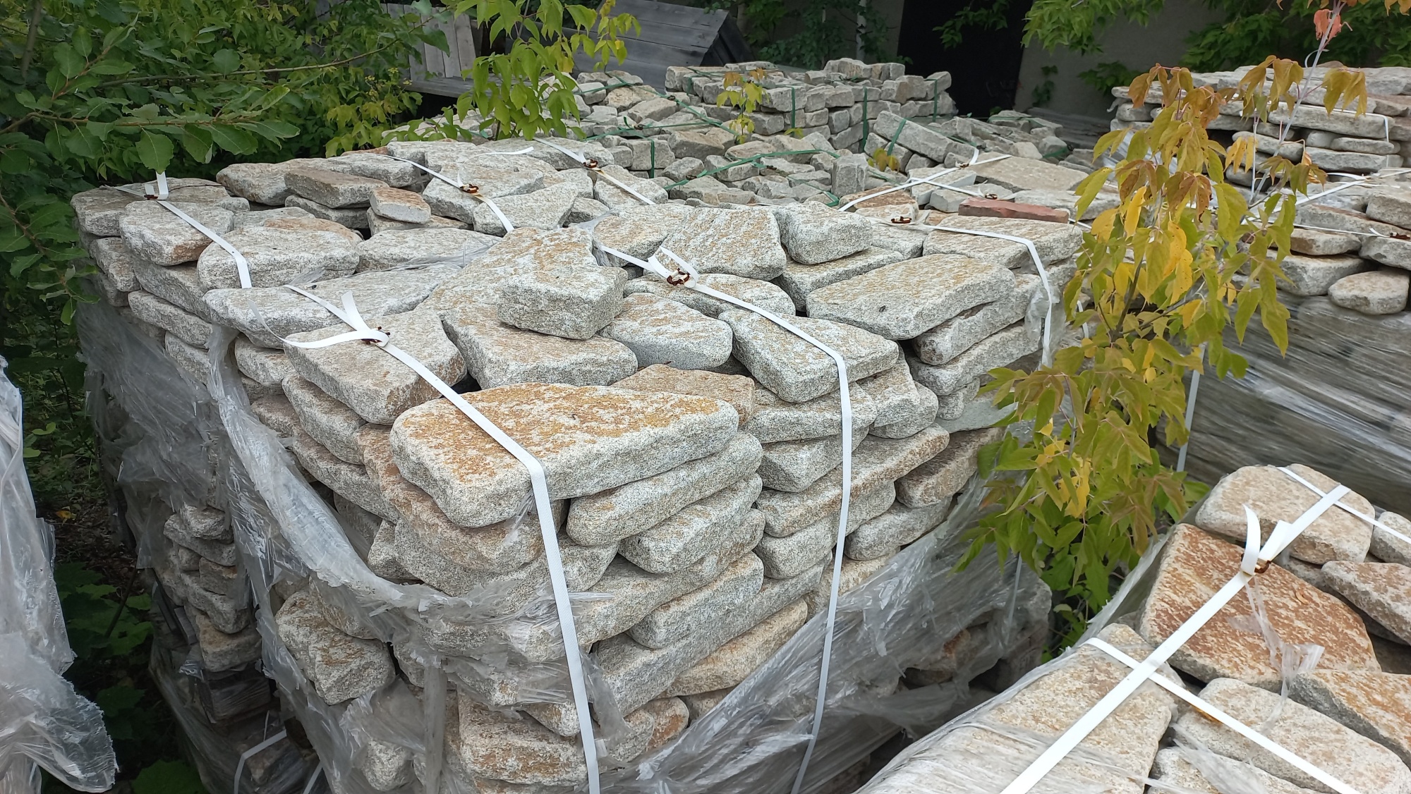 Плитняк галтованный гранитный для ландшафтного дизайна купить в Челябинске