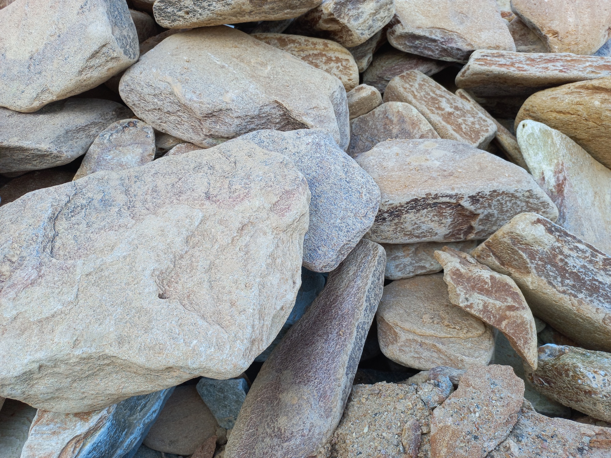 Златолит жёлтый, жёлто-зелёный глыбки и валуны для ланшафтного дизайна купить в Челябинске