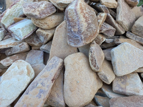 Златолит жёлтый, жёлто-зелёный глыбки и валуны для ланшафтного дизайна купить в Челябинске