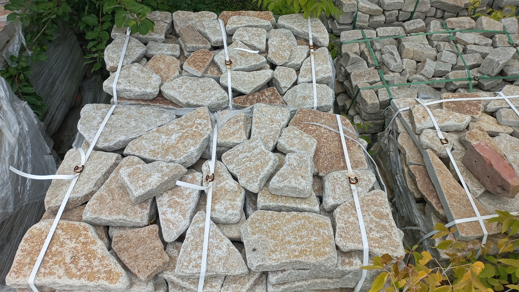 Гранитный плитняк галтованный для мощения купить в Челябинске