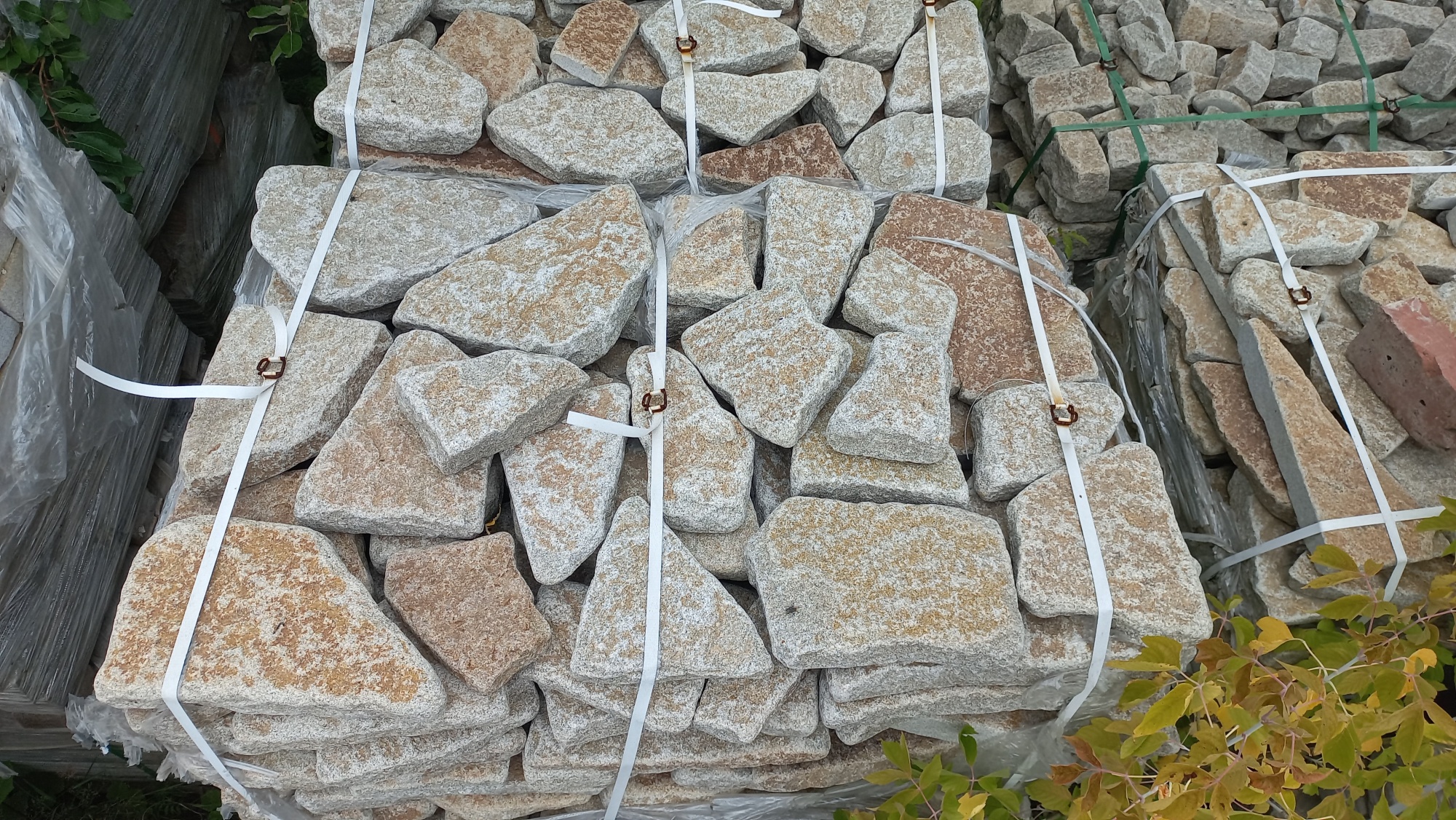 Плитняк галтованный гранитный для ландшафтного дизайна купить в Челябинске