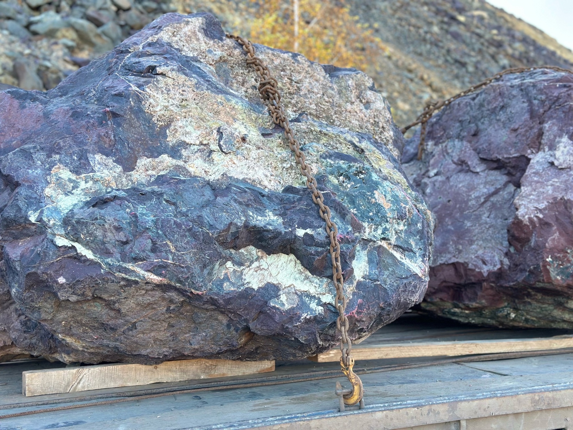 Огромные красно-фиолетовые валуны для ландшафтного дизайна весом более 5 тонн купить в Челябинске