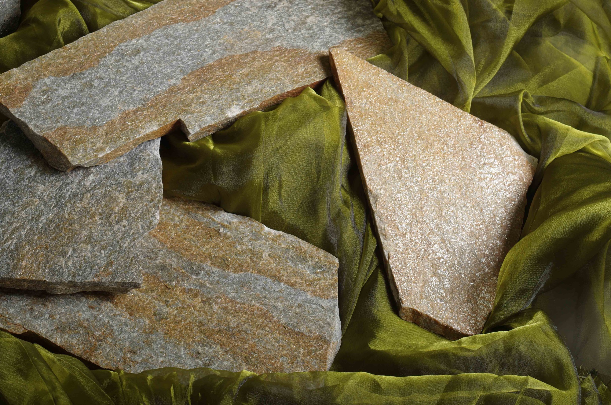 Плитняк златолит Уральский для цоколя, отмостки купить в Челябинске