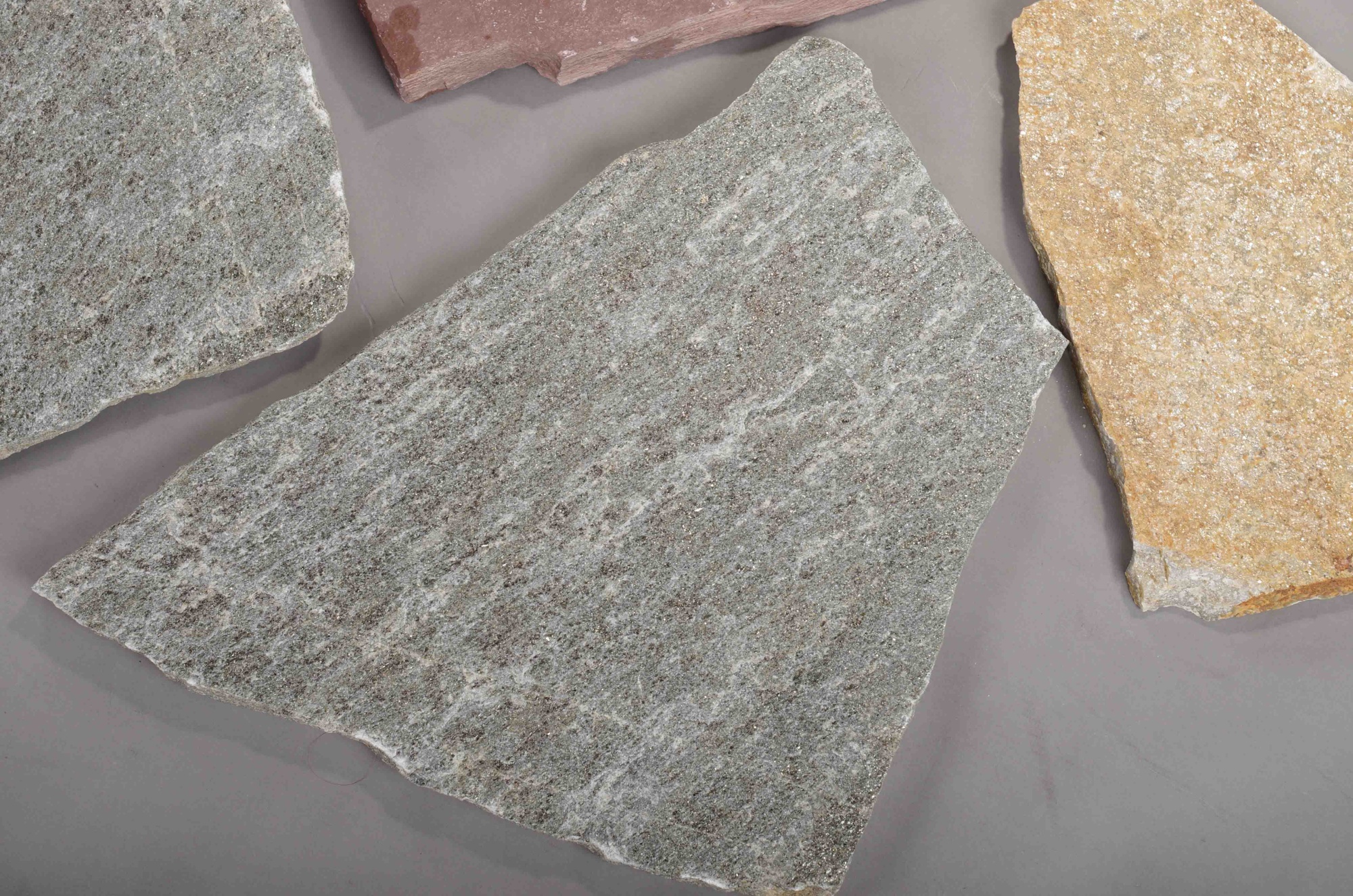 Плитняк златолит Уральский для цоколя, отмостки купить в Челябинске