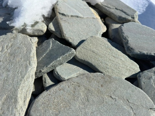 Плитняк златолит зелёный галтованный для цоколя купить в Челябинске