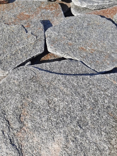 Златолит серебристый галтованный для лестниц купить в Челябинске